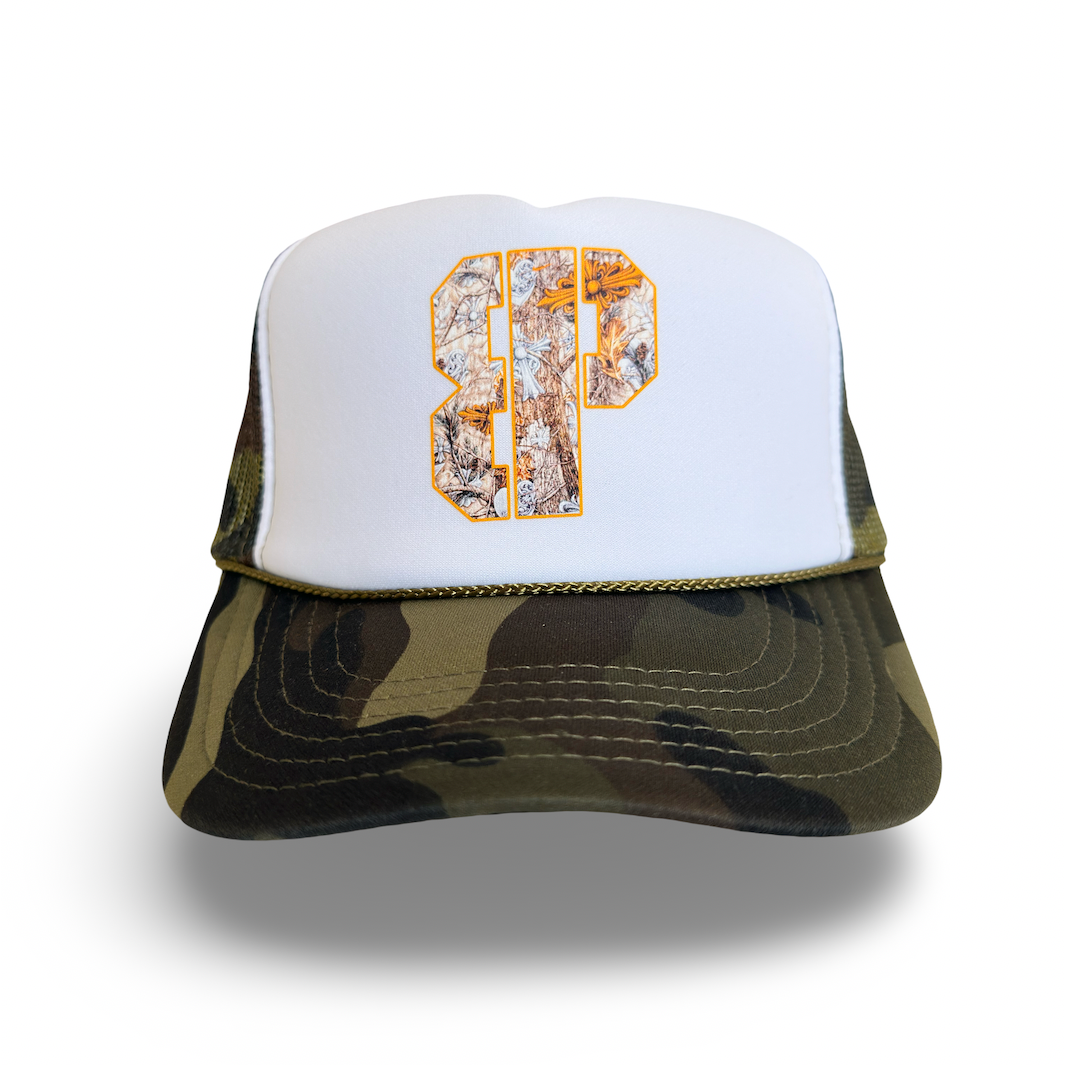 Trucker hat with a white front panel and camouflage sides, featuring a decorative letter 'P' design.